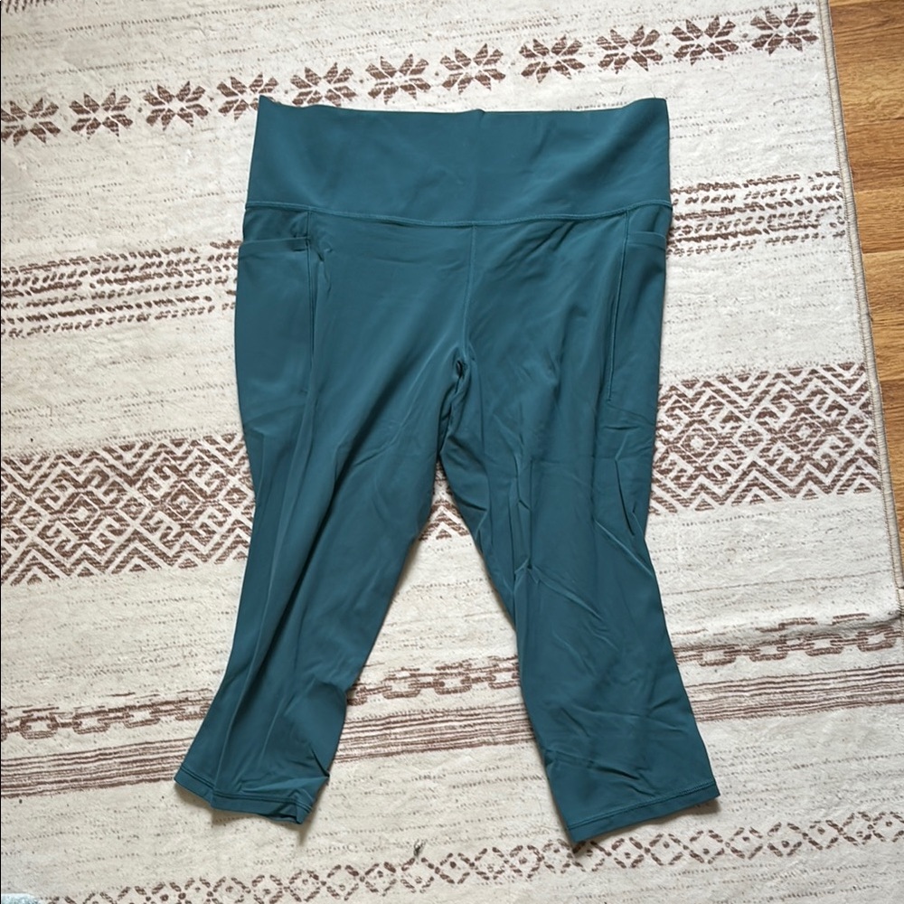 Athleta Salutation Capri Leggings